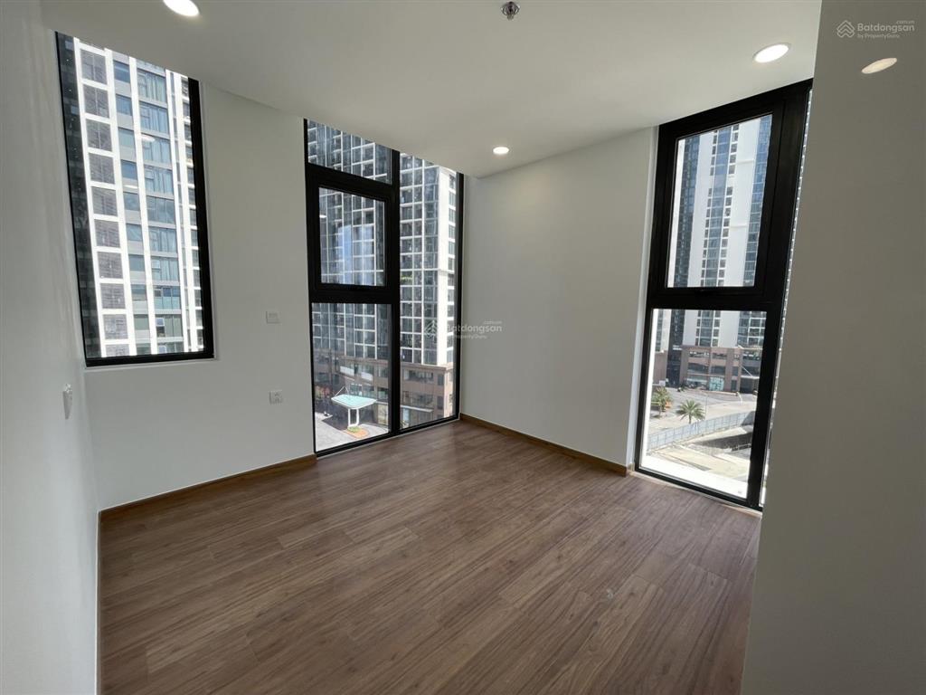 Cần bán gấp căn hộ với diện tích 73m2, giá bán 6tỷ400tr, sổ hồng, tầng trung