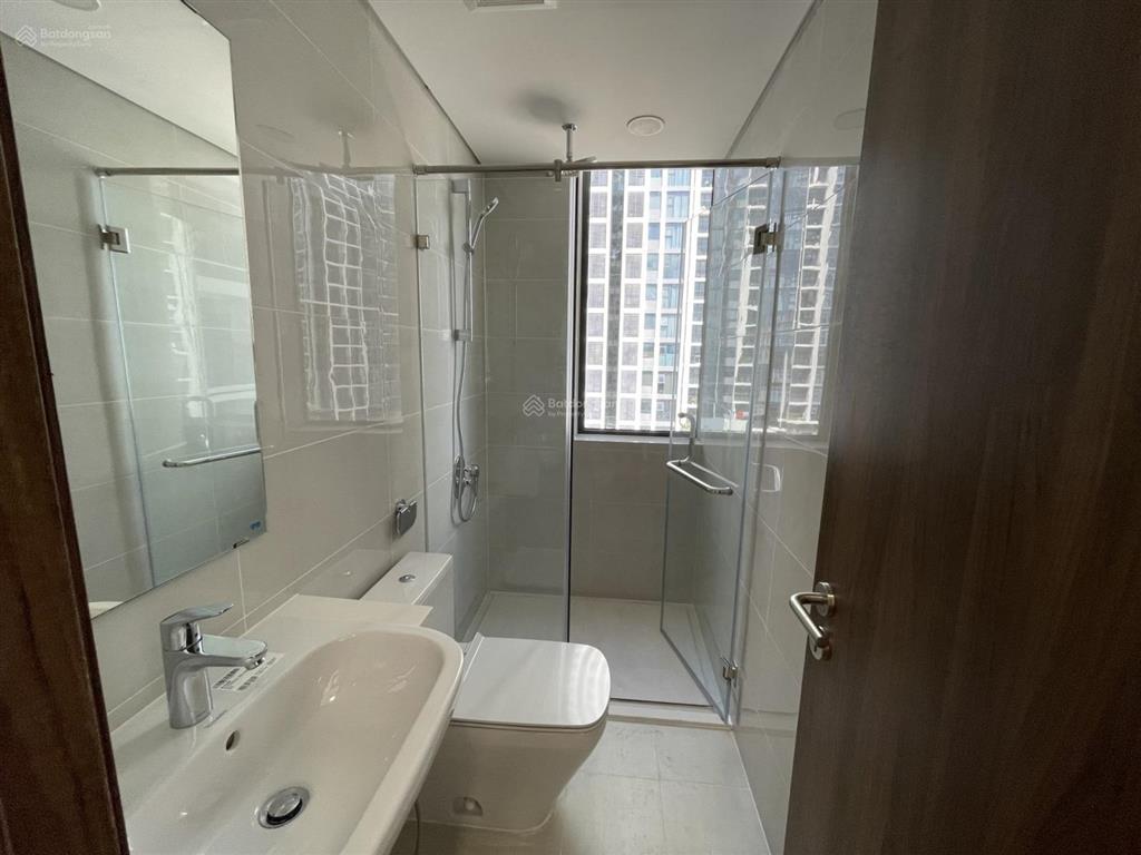 Cần bán gấp căn hộ với diện tích 73m2, giá bán 6tỷ400tr, sổ hồng, tầng trung