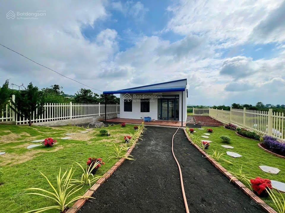 Đất sau văn phòng công chứng huyện phú riềng đang làm khu nghỉ dưỡng cao cấp 295tr có nhà nhỏ