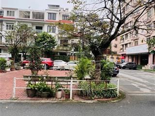 Biệt thự sân vườn 2 thoáng vỉa hè view sân chơi  ô tô tránh dừng đỗ ngày đêm.
đội nhân ba đình