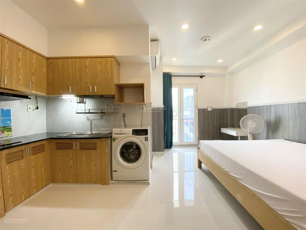 Studio bancol thoáng + máy giặt riêng, full nội thất, view landmark 81