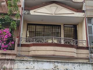 Cho thuê nhà nguyên căn (4x6m) 3 tầng, bao gồm 1 trệt mặt bằng kinh doanh trong chợ vlxd sầm uất
