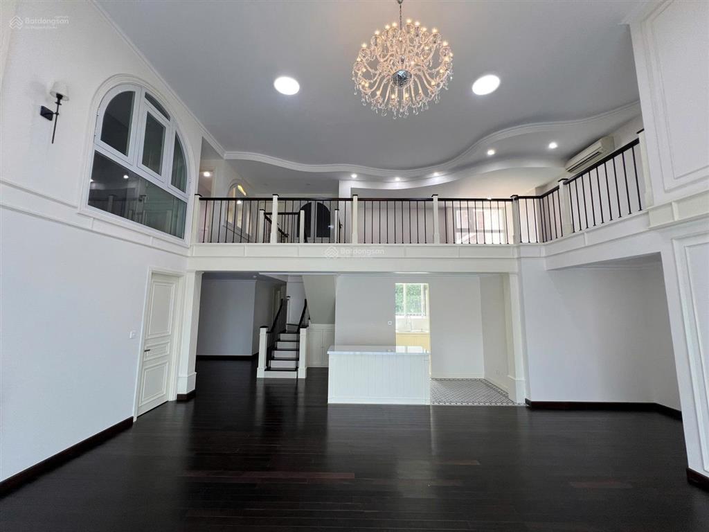 Bán căn duplex cc vista verde nhà có 6pn + 1 phòng kho và 5 toilet, tổng diện tích sàn 350m2
