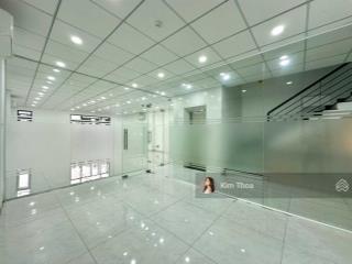 Tầng 2, 7x15m sàn view công viên, ngăn 2 phòng, xuất vat, có thang máy, máy lạnh, hầm xe. giá 15 tr