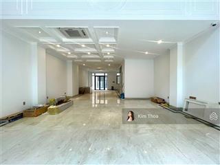 Tầng trệt 7x22m (120m2) đường 20m, sẵn vách kính, có thang máy máy lạnh, hầm xe rộng. giá 20tr (tl)