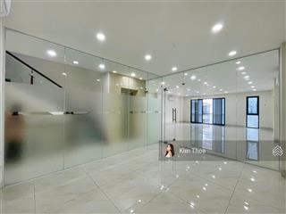 Văn phòng 100m2 gần bãi đỗ xe, ngăn sẵn 2 phòng, có thang máy, máy lạnh, hầm xe. giá chỉ 13 tr (tl)