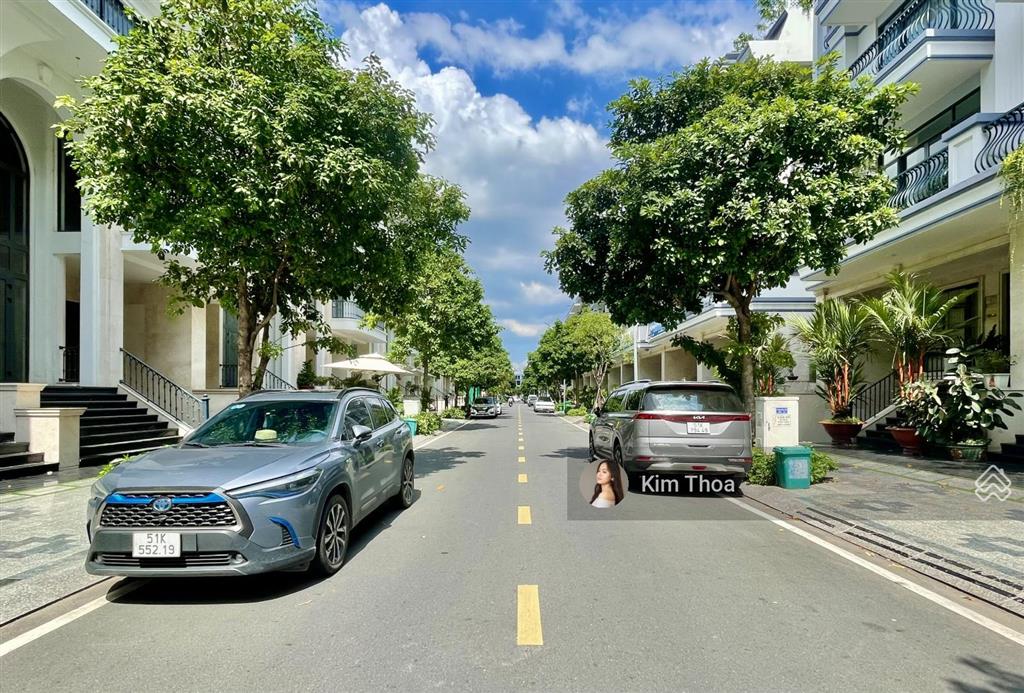 Văn phòng 100m2 (7x17m sàn) sàn trống, sẵn kính ở vạn phúc, có thang máy máy lạnh hầm xe. giá 14 tr