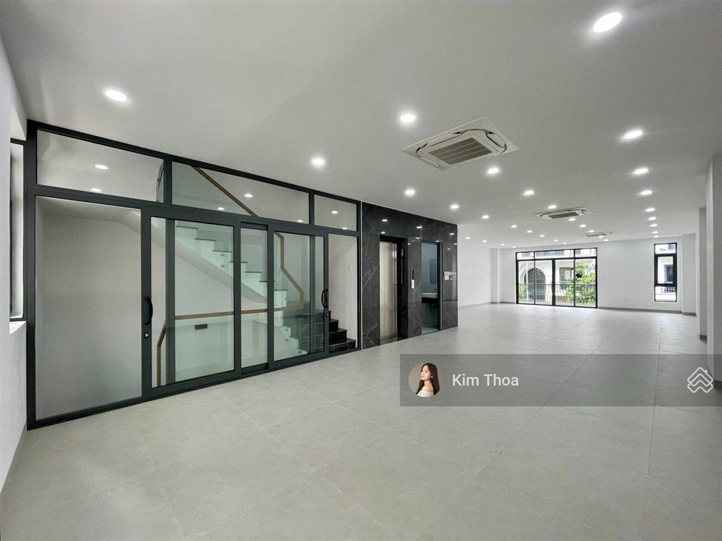 Văn phòng 100m2 (7x17m sàn) sàn trống, sẵn kính ở vạn phúc, có thang máy máy lạnh hầm xe. giá 14 tr