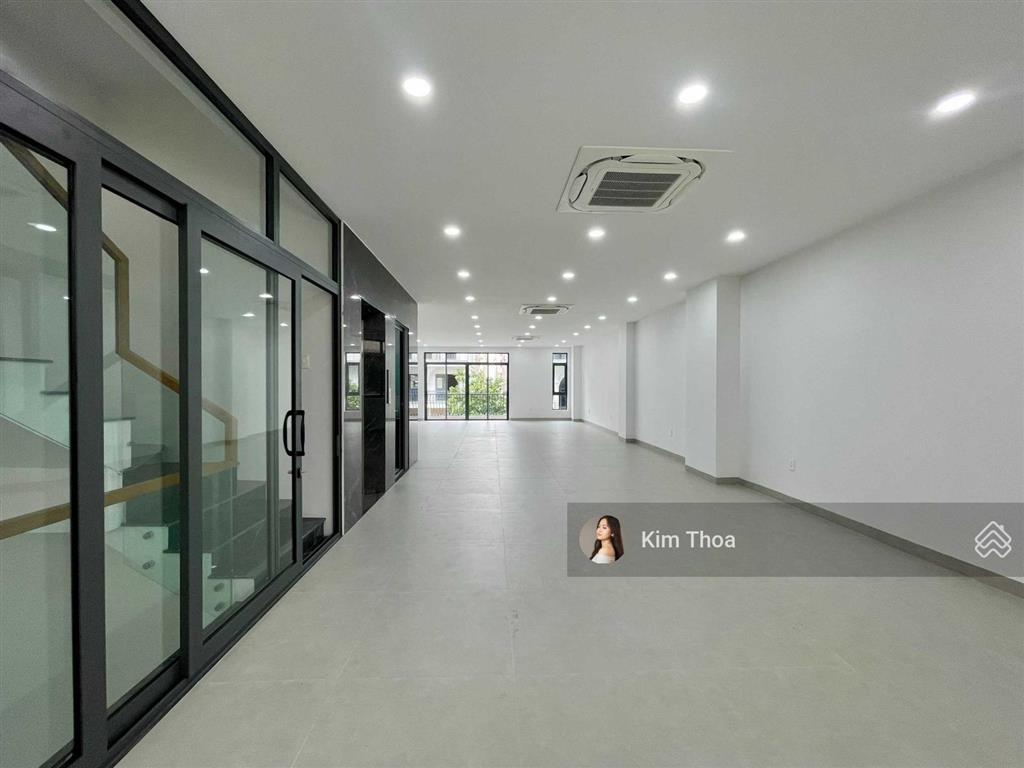 Văn phòng 100m2 (7x17m sàn) sàn trống, sẵn kính ở vạn phúc, có thang máy máy lạnh hầm xe. giá 14 tr