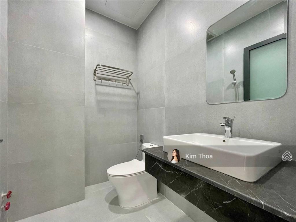 Văn phòng 100m2 (7x17m sàn) sàn trống, sẵn kính ở vạn phúc, có thang máy máy lạnh hầm xe. giá 14 tr