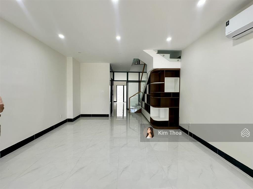 Trệt + lầu 1 (170m2) ở vạn phúc, ngăn phòng sẵn, có thang máy máy lạnh, hầm xe. giá 24 tr (bao vat)