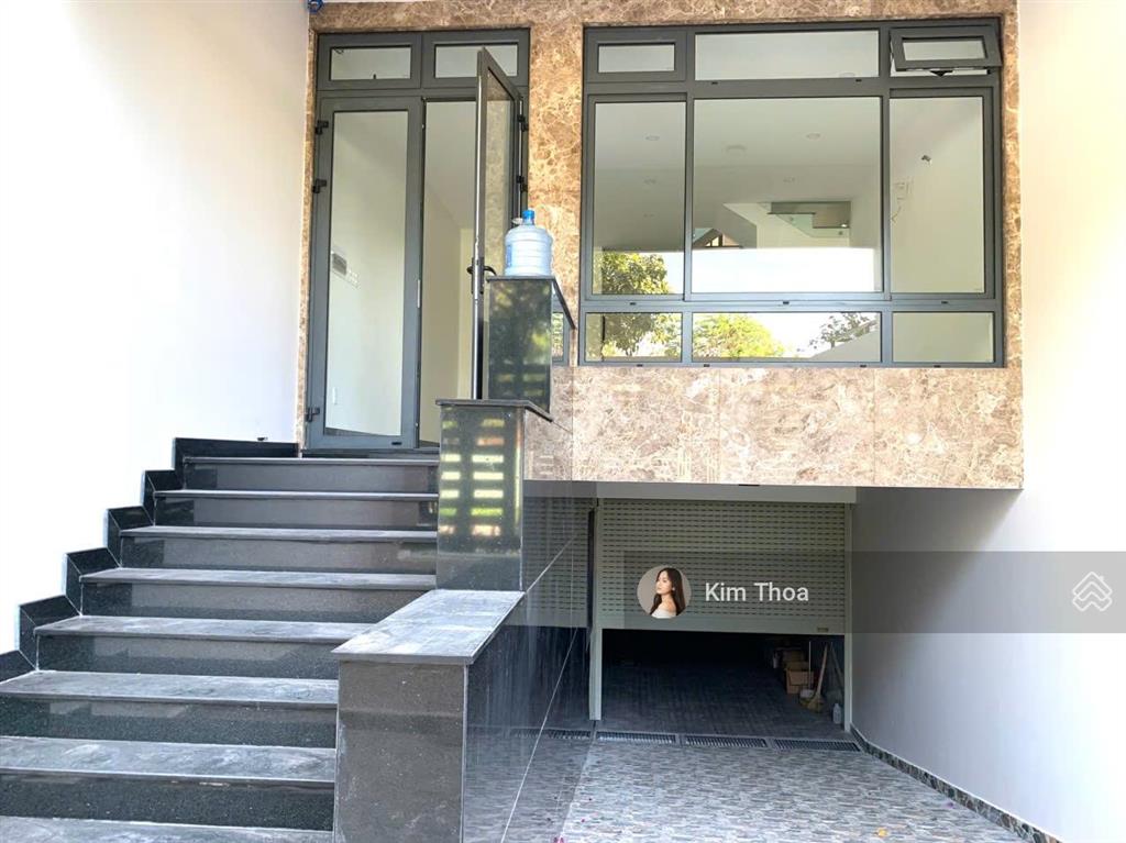 Trệt + lầu 1 (170m2) ở vạn phúc, ngăn phòng sẵn, có thang máy máy lạnh, hầm xe. giá 24 tr (bao vat)