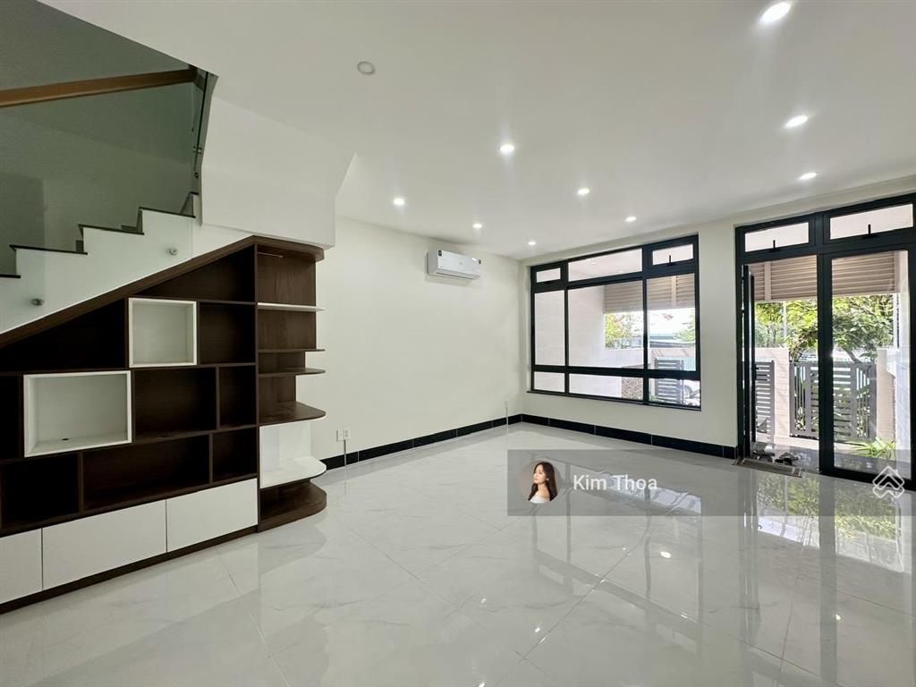 Trệt + lầu 1 (170m2) ở vạn phúc, ngăn phòng sẵn, có thang máy máy lạnh, hầm xe. giá 24 tr (bao vat)