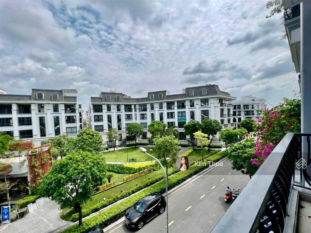 Căn hộ 1pn1wc (55m2) ở vạn phúc, view công viên, full nội thất cao cấp, thang máy. giá chỉ 10,5 tr