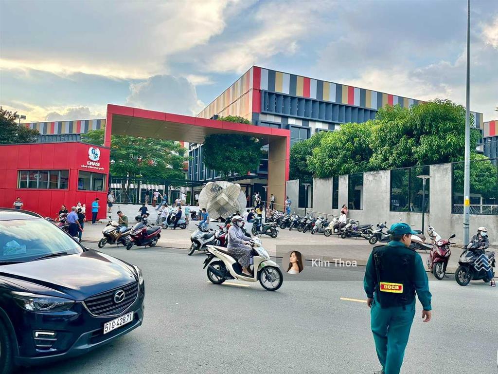 Căn hộ 1pn1wc (55m2) ở vạn phúc, view công viên, full nội thất cao cấp, thang máy. giá chỉ 10,5 tr