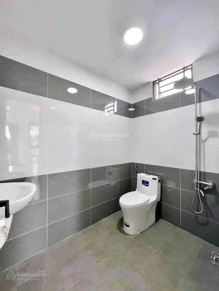 Nhà mới xây  ở ngay. giá 1.8 tỷ/tl "mua bán trong ngày"  cách bv bình tân 7p