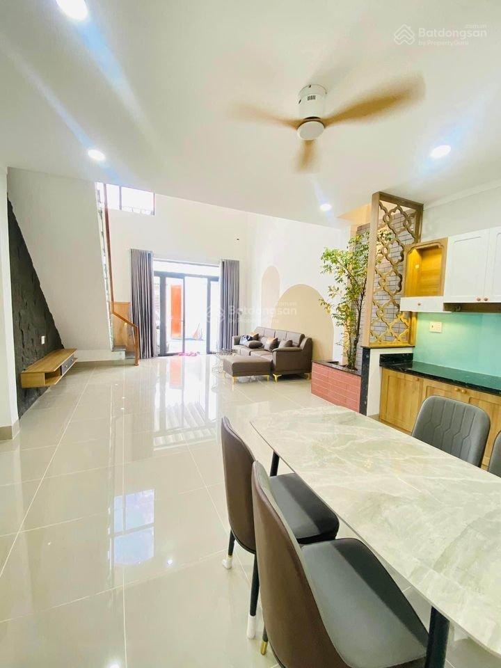 Nhà mới xây  ở ngay. giá 1.8 tỷ/tl "mua bán trong ngày"  cách bv bình tân 7p