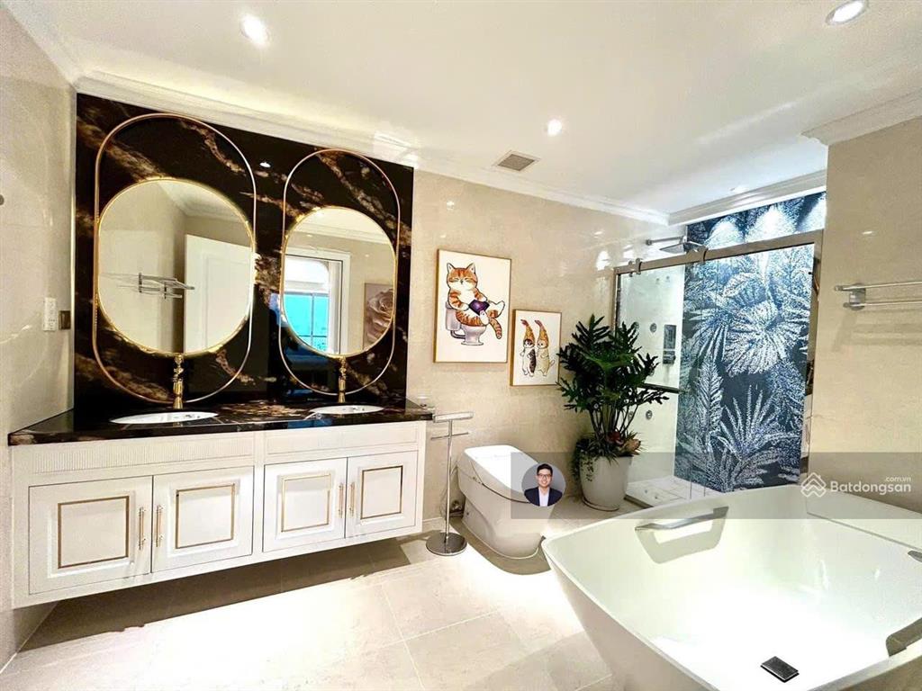 Vị trí vip căn góc 2 mặt tiền tầng số 23, vincom center  đồng khởi  205m2  4 pn  giá 53 tỷ