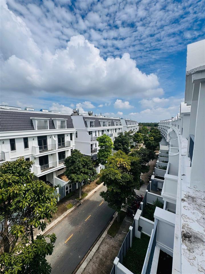 Bán nhà phố lavida vũng tàu 87m2 giá 8.9 tỷ full nội thất, phí 5% sổ. 0901 309 *** xem. nhà thực tế