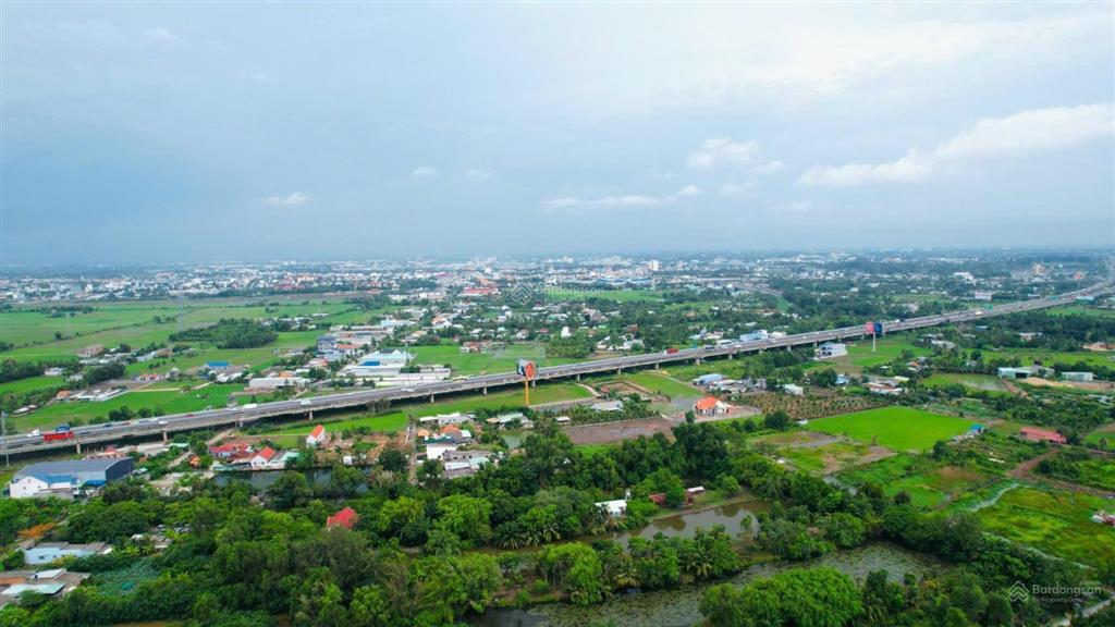 Bán studio toà s2 34.5m2 tổng giá 1.9 tỉ , view cao tốc, tầng đẹp , bàn giao nội thất cao cấp