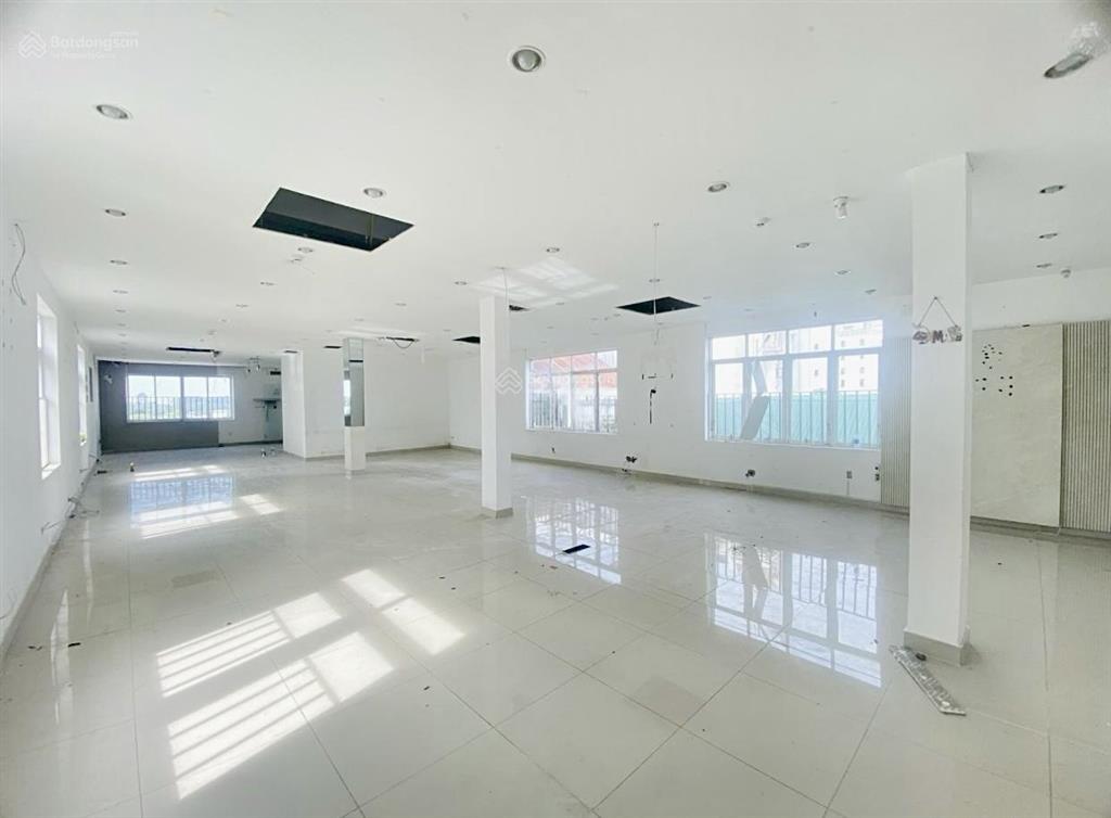 Cho thuê tòa nhà 1500m2 sàn có thang máy đường phạm văn thuận chỉ 80tr/tháng