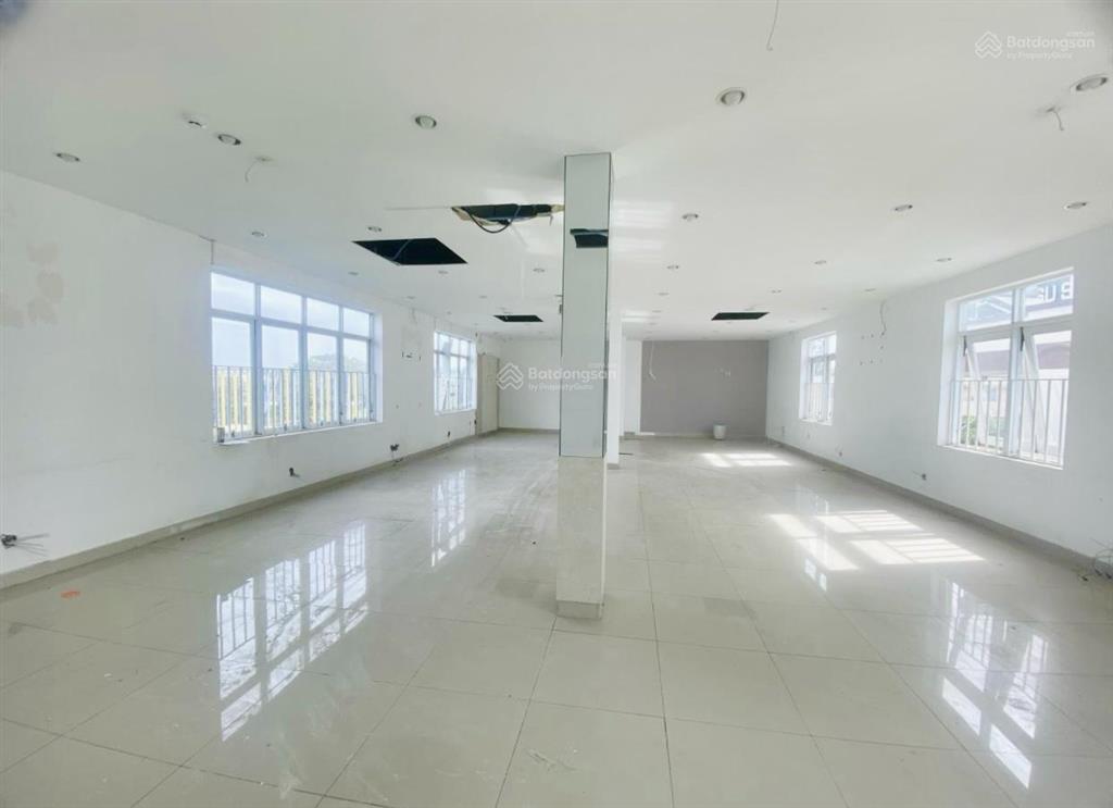 Cho thuê tòa nhà 1500m2 sàn có thang máy đường phạm văn thuận chỉ 80tr/tháng