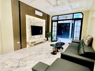 Ngọc khánh, 42m, ô tô đỗ cửa, thang máy, nội thất cao cấp, sổ vuông vắn, gần hồ thoáng mát