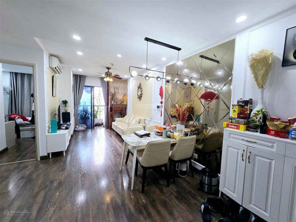 Chính chủ bán căn 65,1m2. tầng trung, ban công tn. 2pn 2vs full nội thất có ban công pk