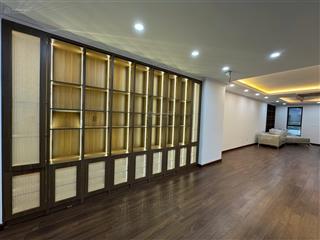 Chính chủ bán căn 191m2. tầng trung. 4pn  3vs. căn góc, ntcb. cửa tn ban công đb giá rẻ nhất dự án