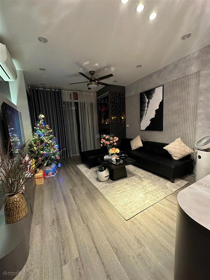 Chính chủ bán căn 70m2 vuông vắn có ban công phòng khách. 2pn2vs. tầng cao view triệu đô. full nt.