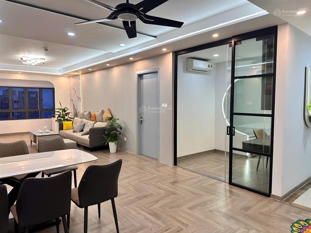 Chính chủ bán căn hộ thiết kế đẹp nhất dự án. vuông vắn. 137m2. 3pn 2vs. tầng trung, căn góc, full