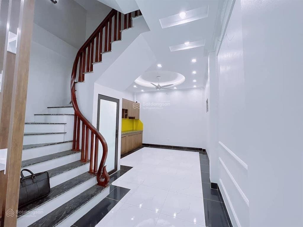 Bán nhà riêng 4 tầng (50m2) có sân riêng rộng, gần chợ, trạm y tế xã, ôtô đỗ đầu ngõ giá chỉ 3,5 tỷ