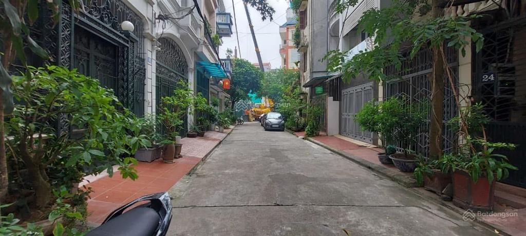 Bán nhà phân lô ô tô tránh hoàng quốc việt, cầu giấy 80 m2 x 5t,mt 5,2 m. sđcc 28 tỷ.