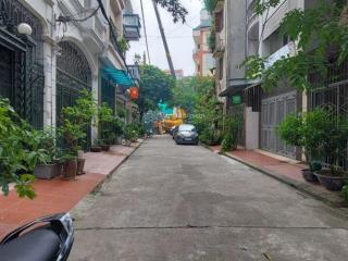 Bán nhà phân lô ô tô tránh hoàng quốc việt, cầu giấy 80 m2 x 5t,mt 5,2 m. sđcc 28 tỷ.