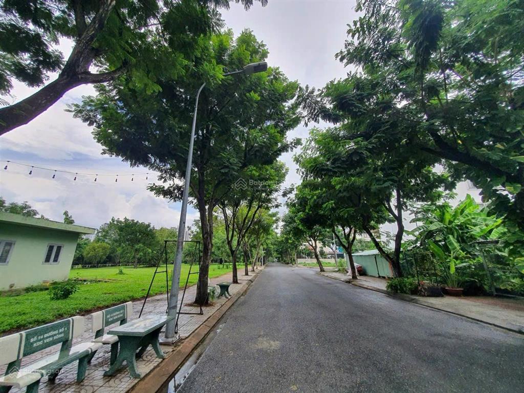 Chính chủ bán gấp đất biệt thự khu sadeco ven sông dt 234m2 xd hầm 3 tầng  giá 32 tỷ tốt nhất khu