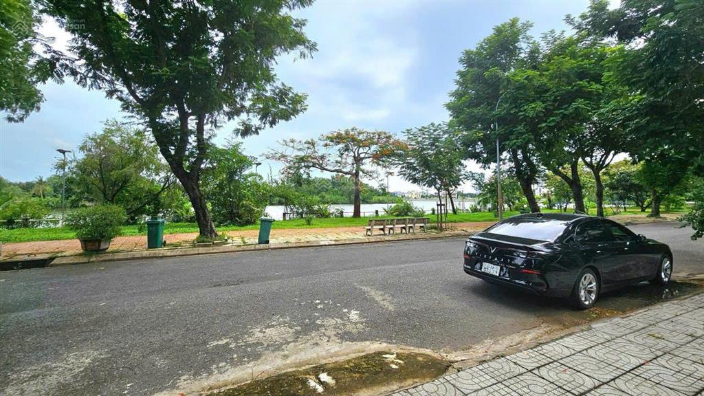 Chính chủ bán gấp đất biệt thự khu sadeco ven sông dt 234m2 xd hầm 3 tầng  giá 32 tỷ tốt nhất khu