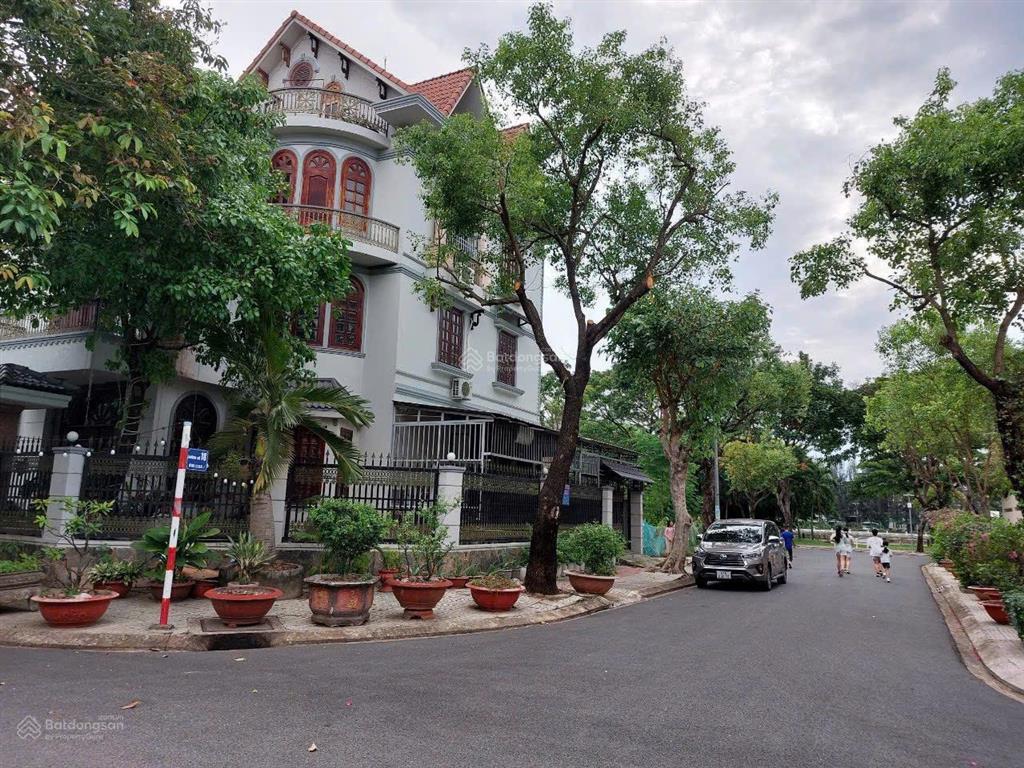 Chính chủ bán gấp đất biệt thự khu sadeco ven sông dt 234m2 xd hầm 3 tầng  giá 32 tỷ tốt nhất khu