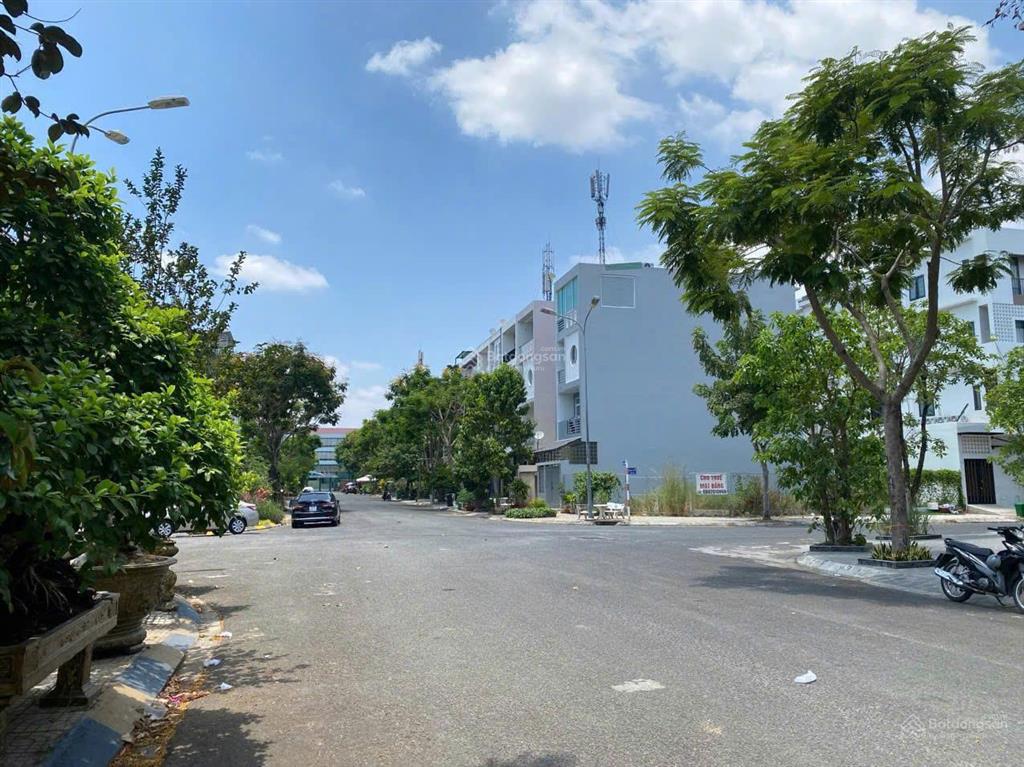 Chính chủ bán gấp đất biệt thự khu sadeco ven sông dt 234m2 xd hầm 3 tầng  giá 32 tỷ tốt nhất khu