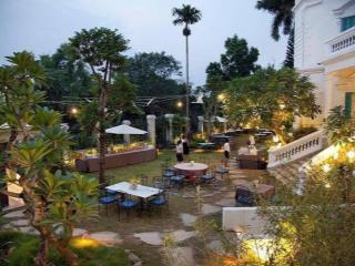 Bán căn biệt thự view sông Hồng và cầu Long Biên đang KD homestay diện tích 1329m 150 tỷ