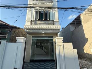 Nhà 3 tầng xây độc lập, thiết kế theo phong cách tân cổ điển, có sân cổng, ngay trung tâm vườn hoa