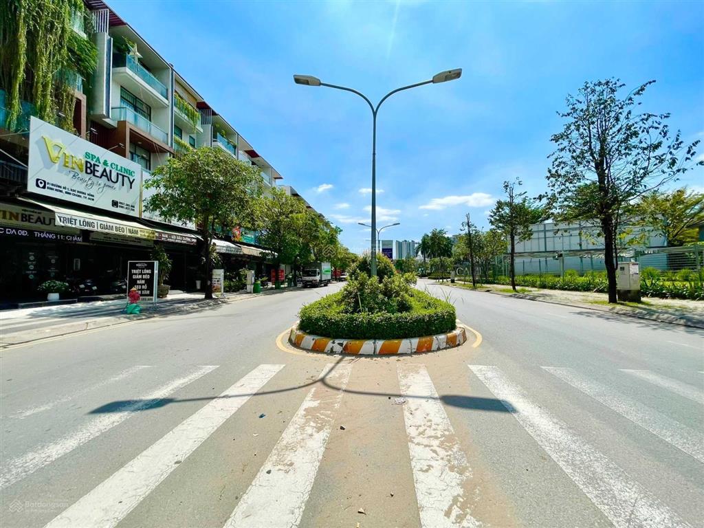  chính chủ  shophouse đường số 1, shr, thang máy, mt đường 24m, 5x21m, 18.8 tỷ