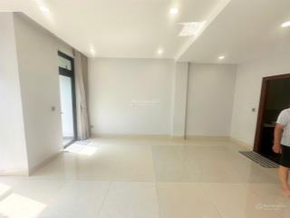 Cho thuê văn phòng 80m2 giá 10 triệu/tháng, đã chia sẵn 2 phòng có thang máy, hầm để xe
