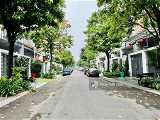 Chủ nhà hạ giá 2 tỷ cần bán gấp nhà phố nội thất gỗ cao cấp tại vạn phúc city