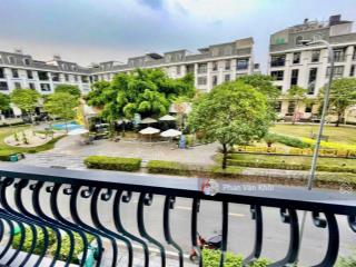 Cho thuê văn phòng 7x17m có thang máy, view công viên đường 37 vạn phúc city