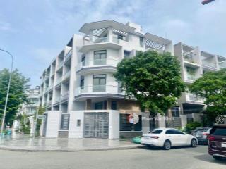 Bán gấp căn góc có thang máy , dt 8x20m nhà 1 hầm 4 lầu , đường 20m vạn phúc city