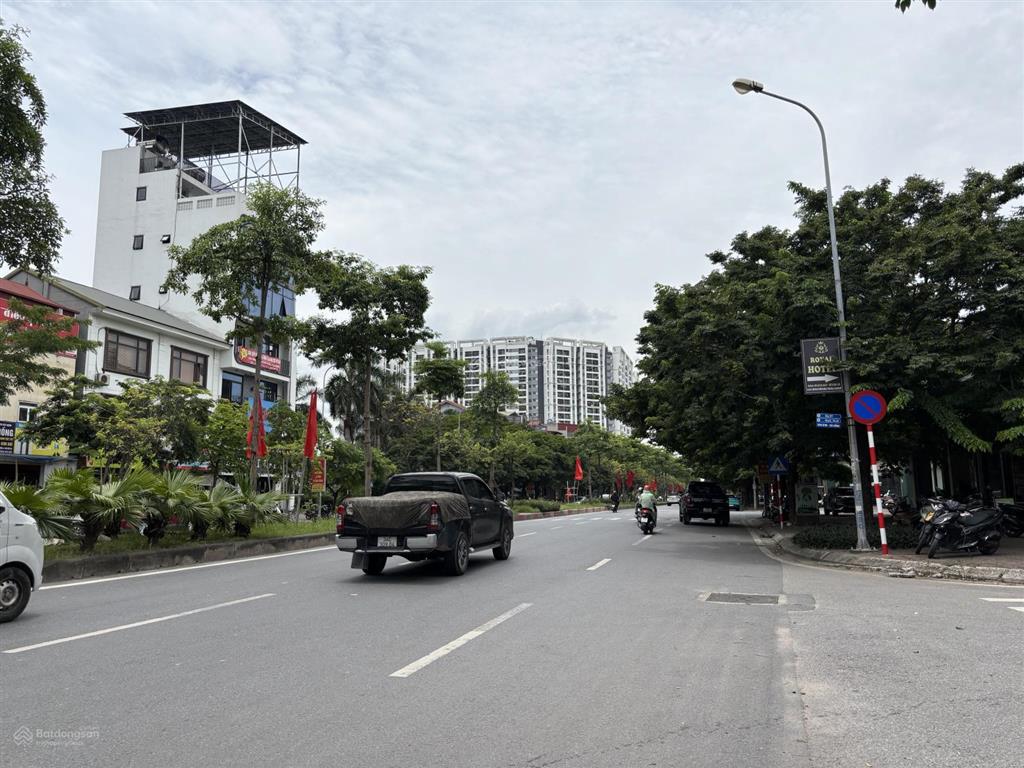 Bán căn siêu biệt thự mặt phố chu huy mân phố lớn cửa ngõ vinhomes riverside 310m2 làm gì cũng đẹp