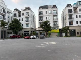 Duy nhất 1 căn góc 5 tầnh 2 mặt vườn hoa to,sân rộng cả nghìn m2 tha hồ để xe khu c14 100m2 4x tỷ