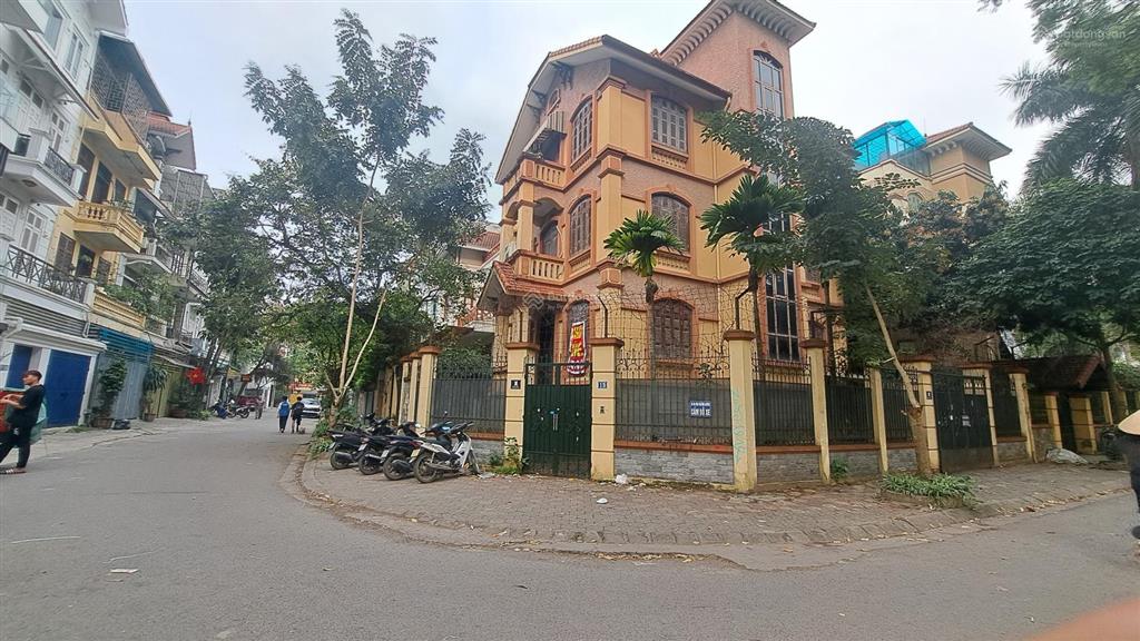 Bán gấp biệt thự trung yên, trung hòa, cầu giấy căn góc có sân vườn rộng rãi, sổ đỏ sang tên ngay