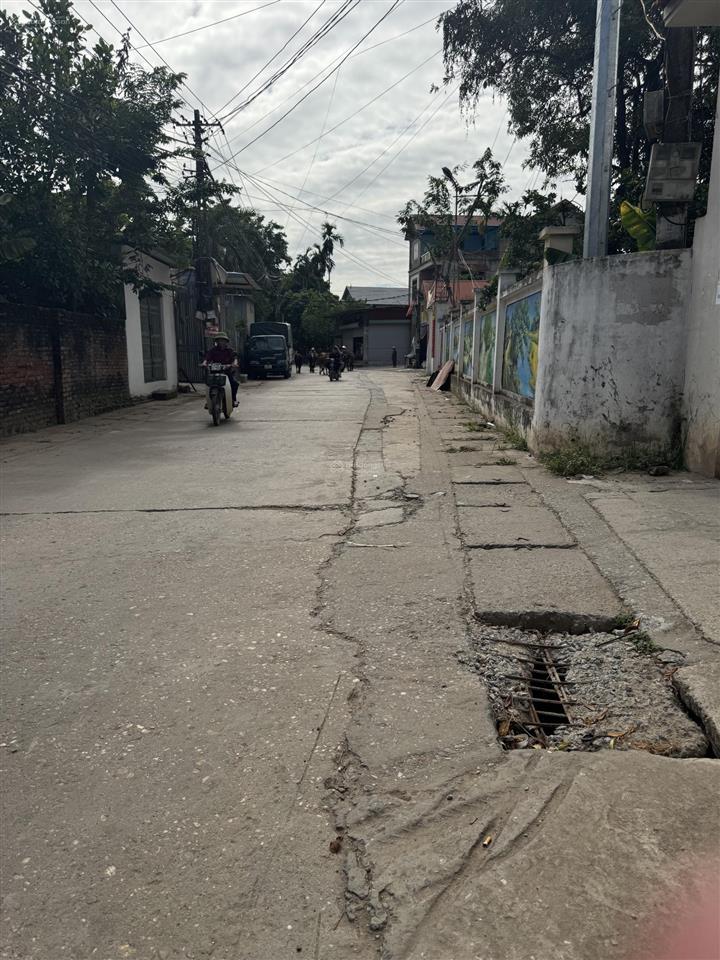 Hơn 2 tỷ xíu thoai 40m ngõ 3m full thổ cư cách khu công nghiệp bắc thăng long 5km  em 037651