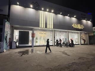 Cho thuê nhà mặt phố dương khuê,diện tích 50mx3tầng mặt tiền lô góc 10m vỉa hè cực rộng